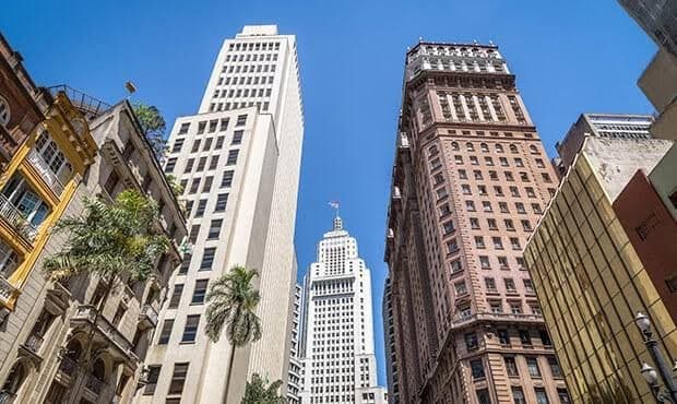 Prédios históricos do centro de São Paulo vistos de baixo