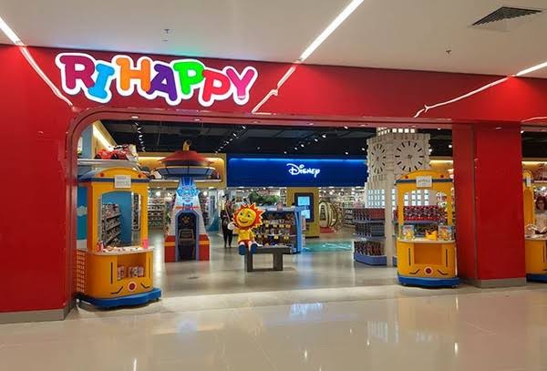 Fachada de uma loja Ri Happy em um shopping